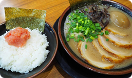 ご当地グルメの博多ラーメンと明太子ご飯を楽しむI.Kさん