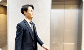 始業の準備を行うK.Yさん