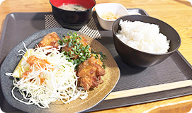 ご当地グルメの博多ラーメンと明太子ご飯を楽しむI.Kさん